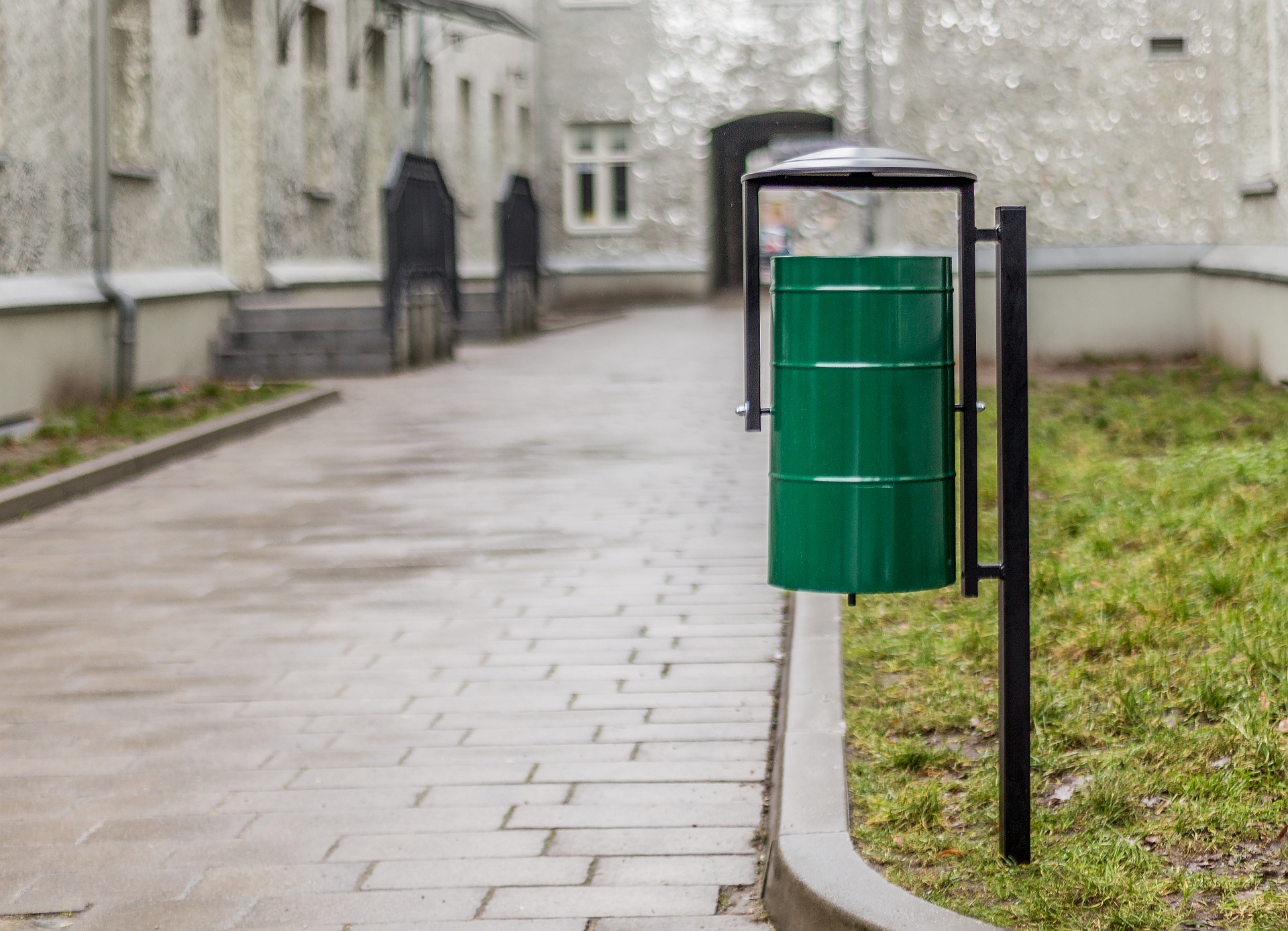 Kosz miejski w 7 krokach – jak dobrać pojemność i system segregacji do przestrzeni publicznej na obrazku