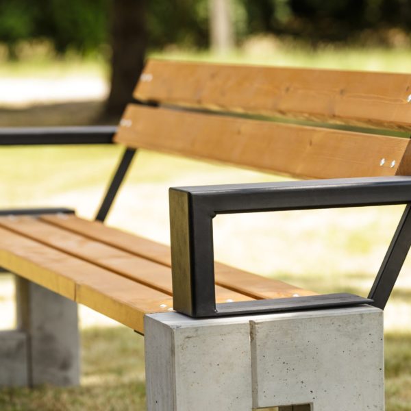 solidna betonowa ławka parkowa Roma z podłokietnikiem