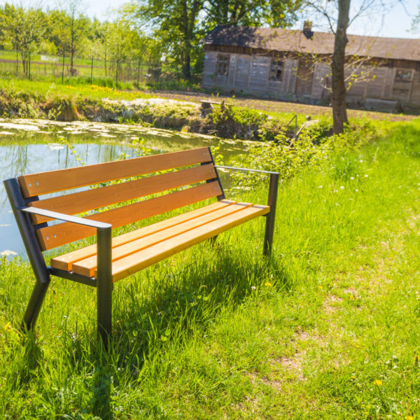 Stabilna ławka stalowa Gladiator bis z podłokietnikiem