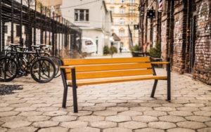 Solidna stalowa ławka parkowa Gladiator Bis z podłokietnikiem drewnianym Solidna stalowa ławka parkowa Gladiator Bis z podłokietnikiem drewnianym