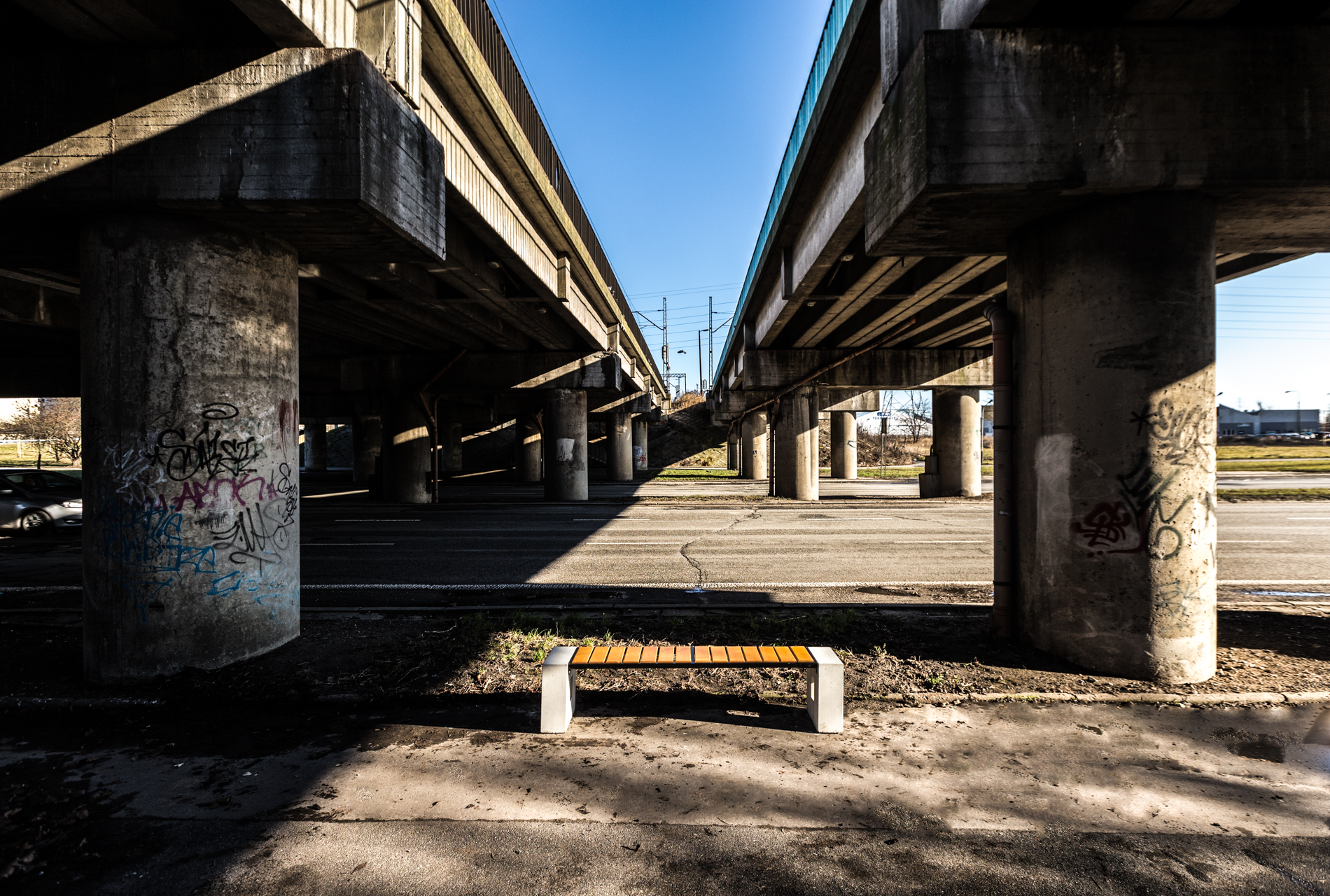 To nie są tylko ławki. To mosty między nami na obrazku