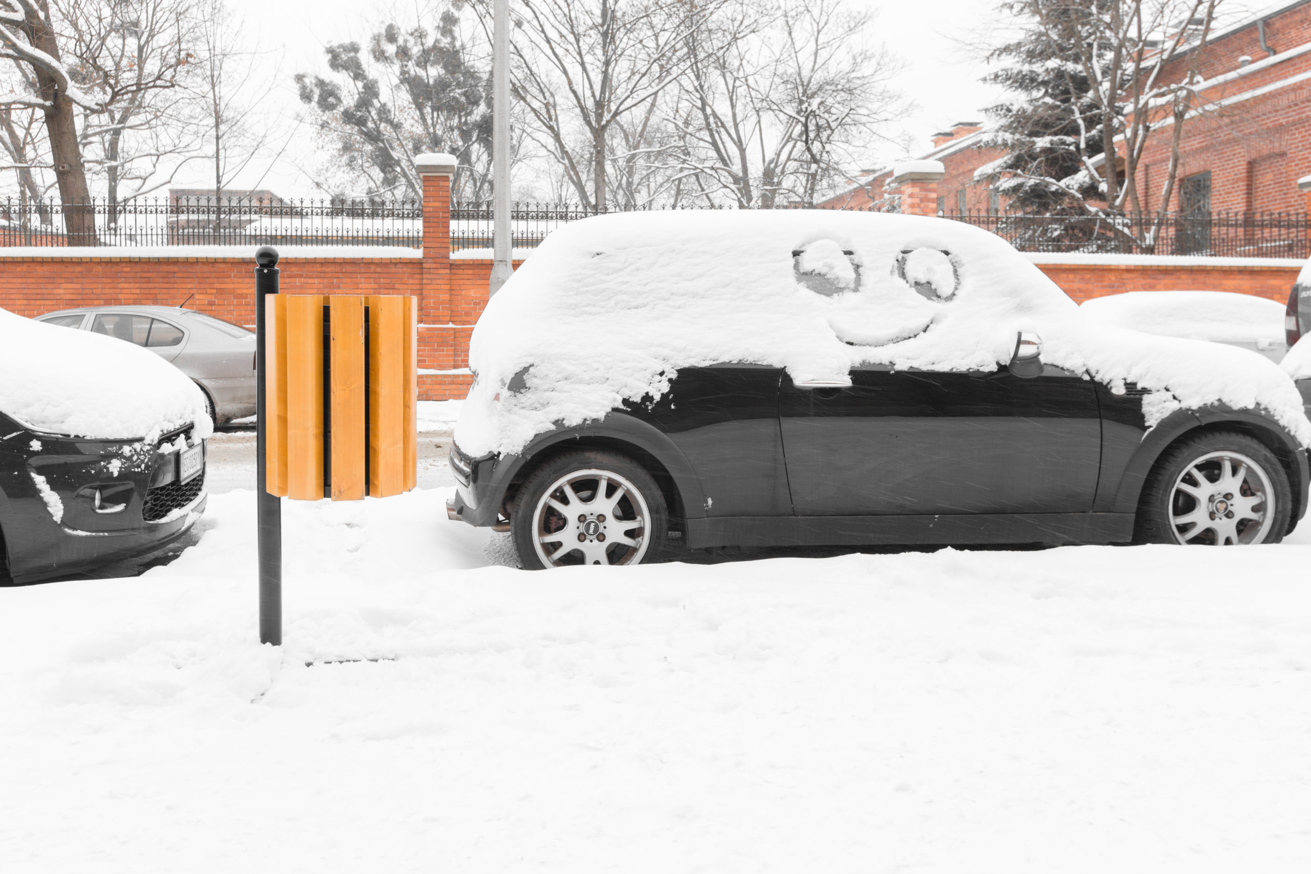 Pozimowa konserwacja elementów drewnianych. Jak zadbać o ławki i kosze po zimie? na obrazku
