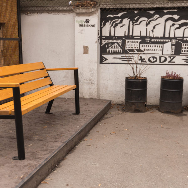 Ławka parkowa Gladiator Bis z podłokietnikiem drewnianym Solidna ławka parkowa Gladiator Bis z podłokietnikiem drewnianym