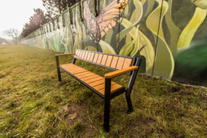 Solidna ławka parkowa Gladiator Prestige z podłokietnikiem drewnianym Solidna ławka parkowa Gladiator Prestige z podłokietnikiem drewnianym