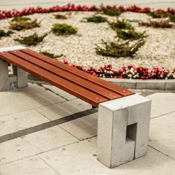 solidna betonowa ławka parkowa Roma bez oparcia