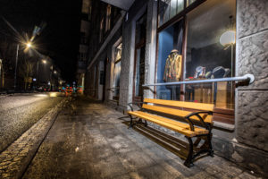 Ławka dostępna to nie luksus – komu naprawdę służy miejska przestrzeń?
