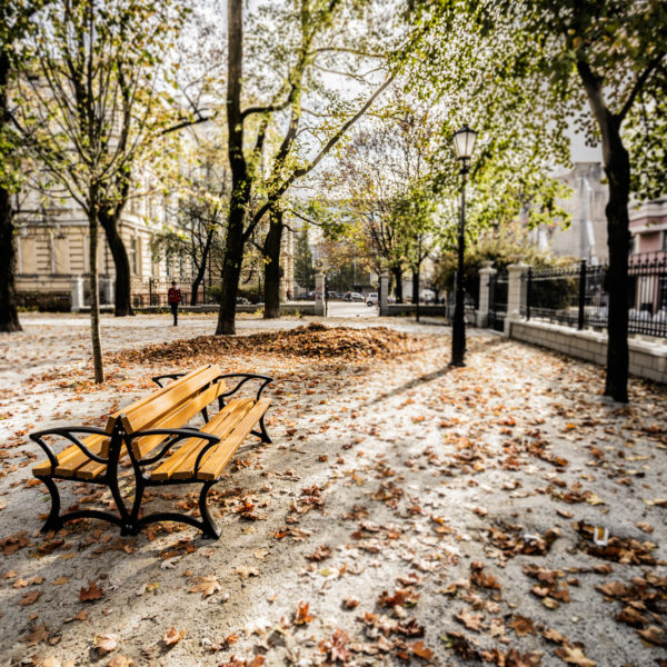 Ławka Łódzka DUO z podłokietnikiem Solidna żeliwna podwójna ławka parkowa Łódzka Duo z podłokietnikiem