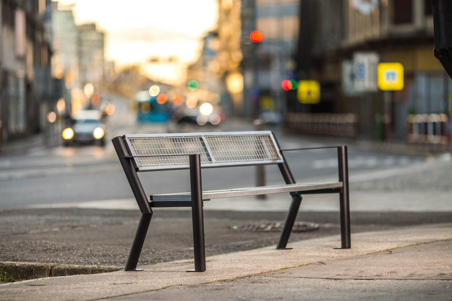 Solidna stalowa ławka parkowa Gladiator Solid z podłokietnikiem Solidna stalowa ławka parkowa Gladiator Solid z podłokietnikiem