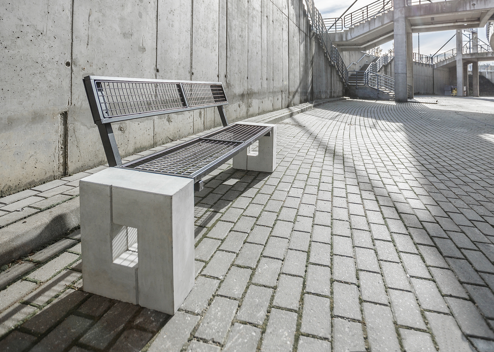 solidna betonowa ławka parkowa Roma Solid Ławka betonowa w bocznej uliczce