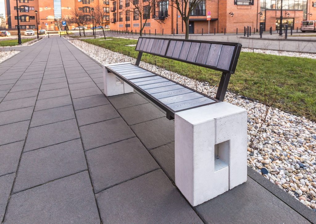 Ławka parkowa betonowa Roma WPC z oparciem Ławka parkowa betonowa Roma WPC z oparciem