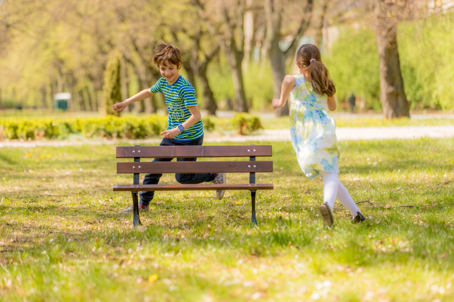 Ławeczka dziecięca + wyobraźnia = 101 pomysłów na zabawę na obrazku