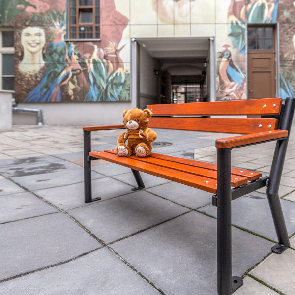 Ławka dla dzieci Śmiałek z podłokietnikiem drewnianym ławka dla dzieci Śmiałek