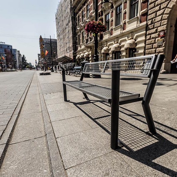 parkowa ławka stalowa Gladiator solid z podłokietnikiem zdjęcie na ulicy malaarchitektura.info.pl