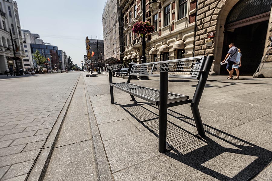 parkowa ławka stalowa Gladiator solid z podłokietnikiem zdjęcie na ulicy malaarchitektura.info.pl