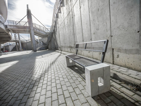 parkowa ławka betonowa Roma Solid zdjęcie w otoczeniu betonowego muru malaarchitektura.info.pl