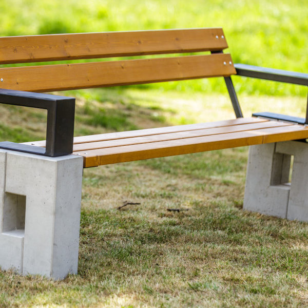 solidna betonowa ławka parkowa Roma z podłokietnikiem