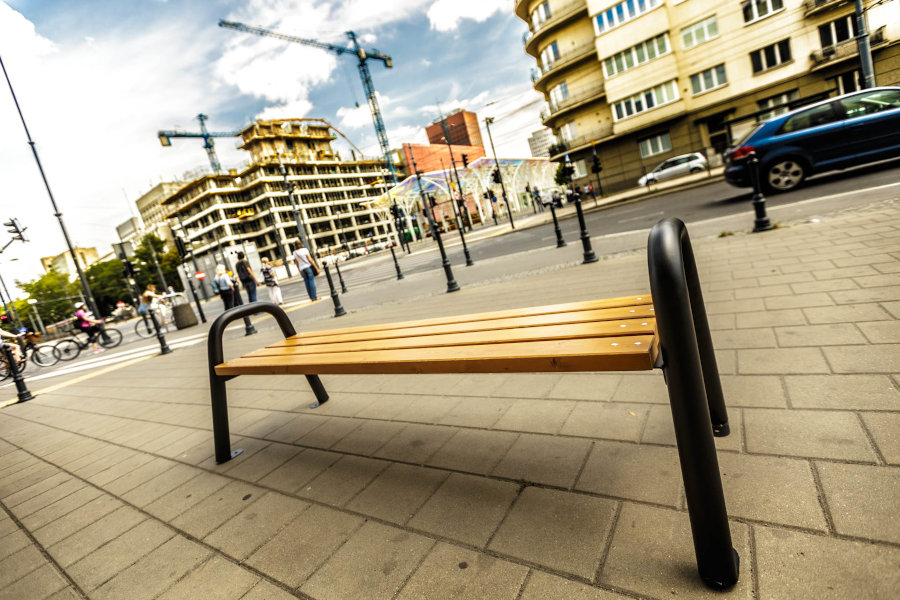 Dlaczego ławki bez oparcia wracają do łask? na obrazku