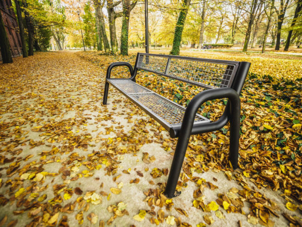 parkowa ławka stalowa Spartan Solid zdjęcie w parku jesienią malaarchitektura.info.pl
