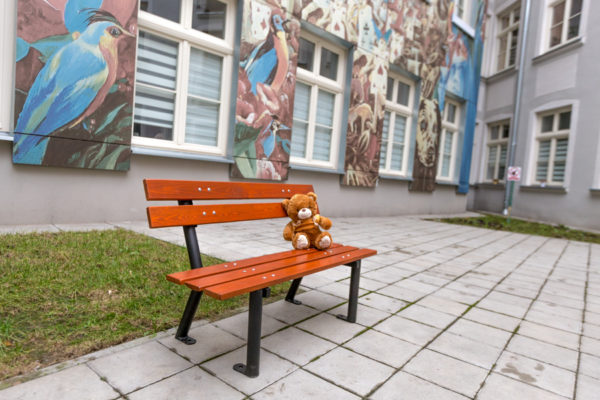 parkowa ławka dla dzieci Gapcio zdjęcie przed szkołą malaarchitektura.info.pl