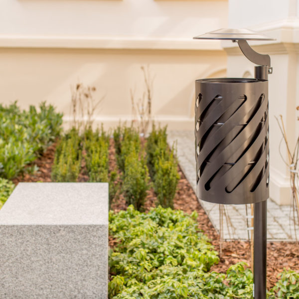 Kosz parkowy Sofia Bis z daszkiem 30l uniwersalny stalowy kosz na śmieci z daszkiem na słupku