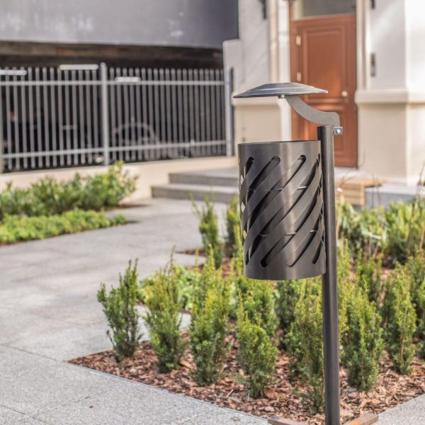 Kosz parkowy Sofia Bis z daszkiem 30l Solidny, uniwersalny stalowy kosz na śmieci z daszkiem na słupku