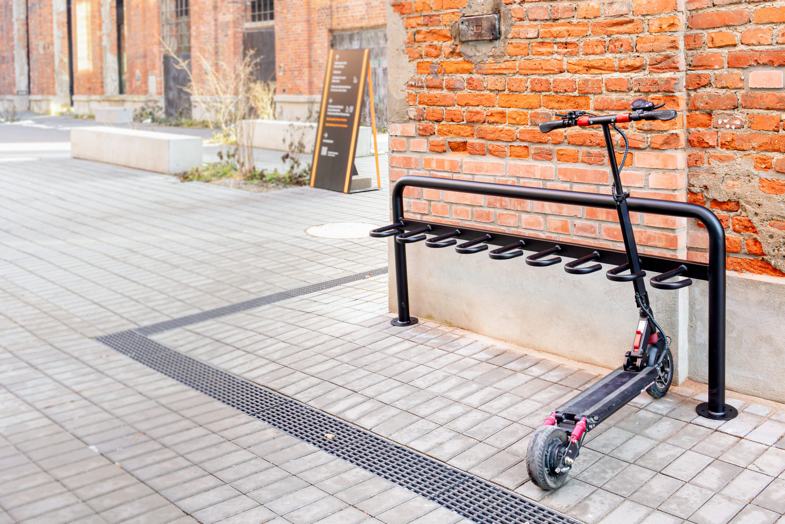 STOJAK NA HULAJNOGI FRIDA (3) STOJAK NA HULAJNOGI FRIDA (3)