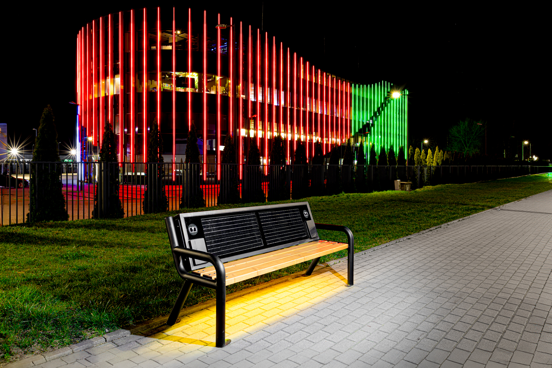 Ławka solarna Helios (8) Ławka solarna Helios w mieście