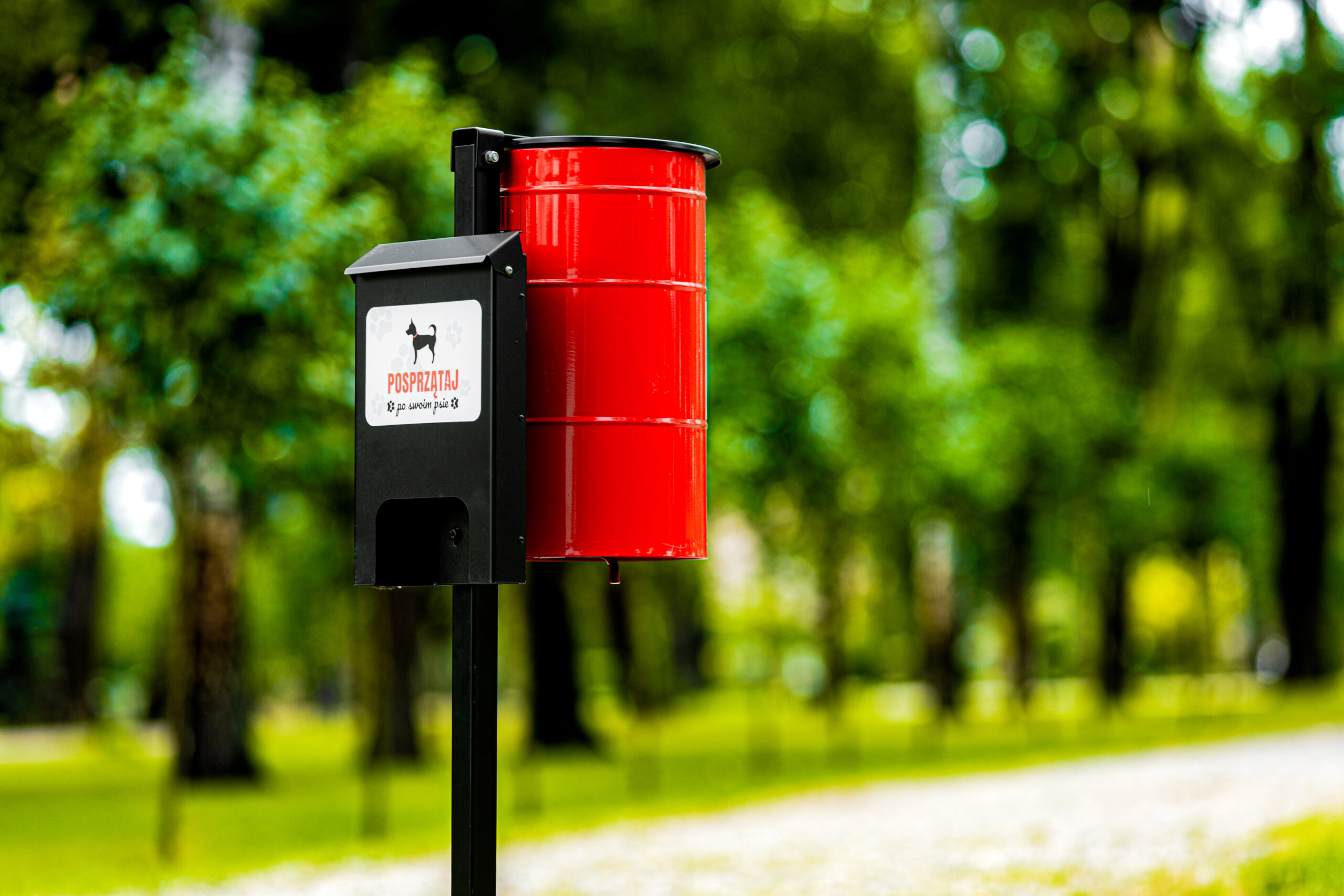 Kosz Tobi z dystrybutorem Kosz z dystrybutorem w parku miejskim