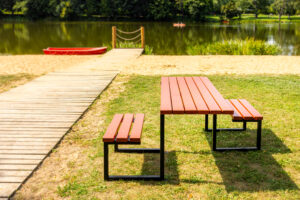 stół miejski IKAR inkluzywny, dla osób z niepełnosprawnościami stół miejski IKAR