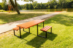 IKAR (3) stół miejski IKAR inkluzywny dostosowany do potrzeb osób z niepełnosprawnościami