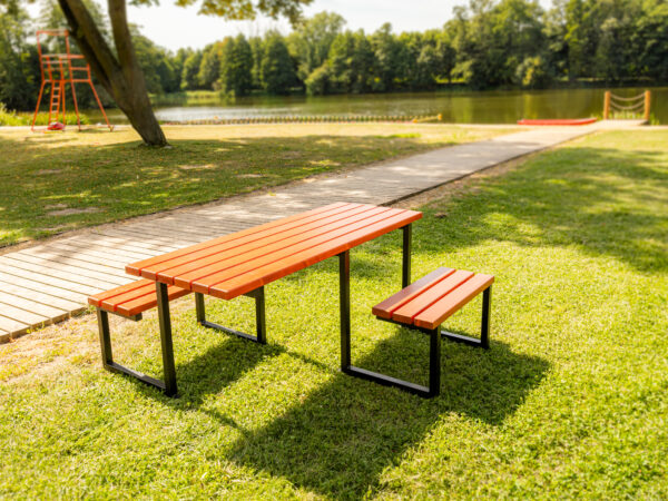 stół miejski IKAR inkluzywny dostosowany do potrzeb osób z niepełnosprawnościami