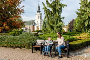 Ławka z miejscem na wózek inwalidzki Ławka z miejscem na wózek inwalidzki