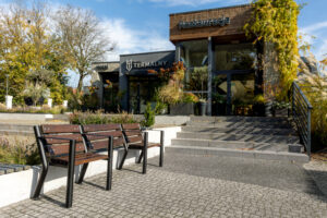 Ławka z miejscem na wózek inwalidzki Ławka z miejscem na wózek inwalidzki